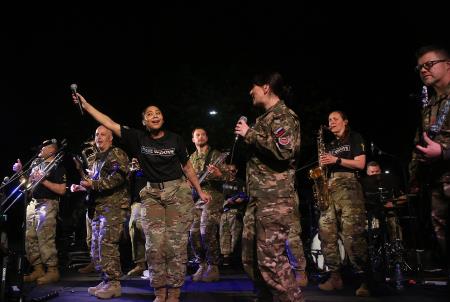 DVE UNIFORMI ENA PESEM 45 FOTO LJUBO VUKELIČ
